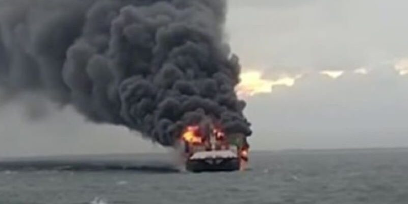 Як гарно горить…Японці навідріз відмовилися гасити судно РФ, яке зараз палає… на борту корабля знаходиться близько 600 автомобілів